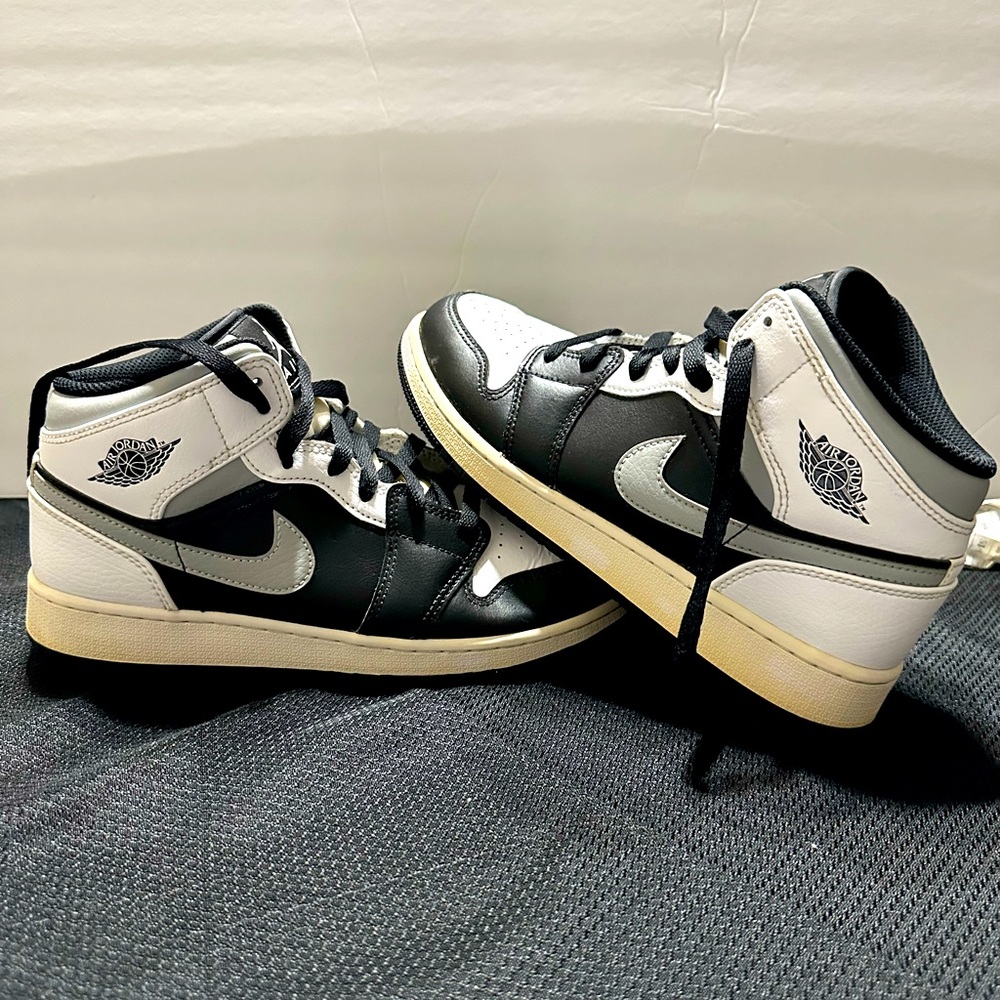 2020 Nike jordan 1. Mid White Shadow